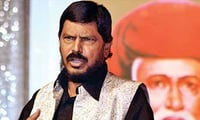 కేసీఆర్, జగన్ దారిలోనే మమతా బెనర్జీ? — అథవాలే కామెంట్స్ వెనుక అసలు వ్యూహం ఏమిటి?